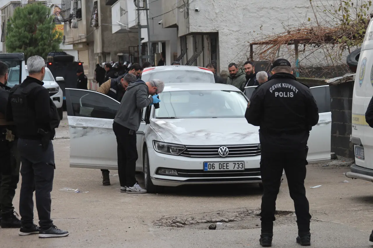 Adana’da sokakta dehşet! Taş, sopa ve kurşunlar havada uçuştu 6