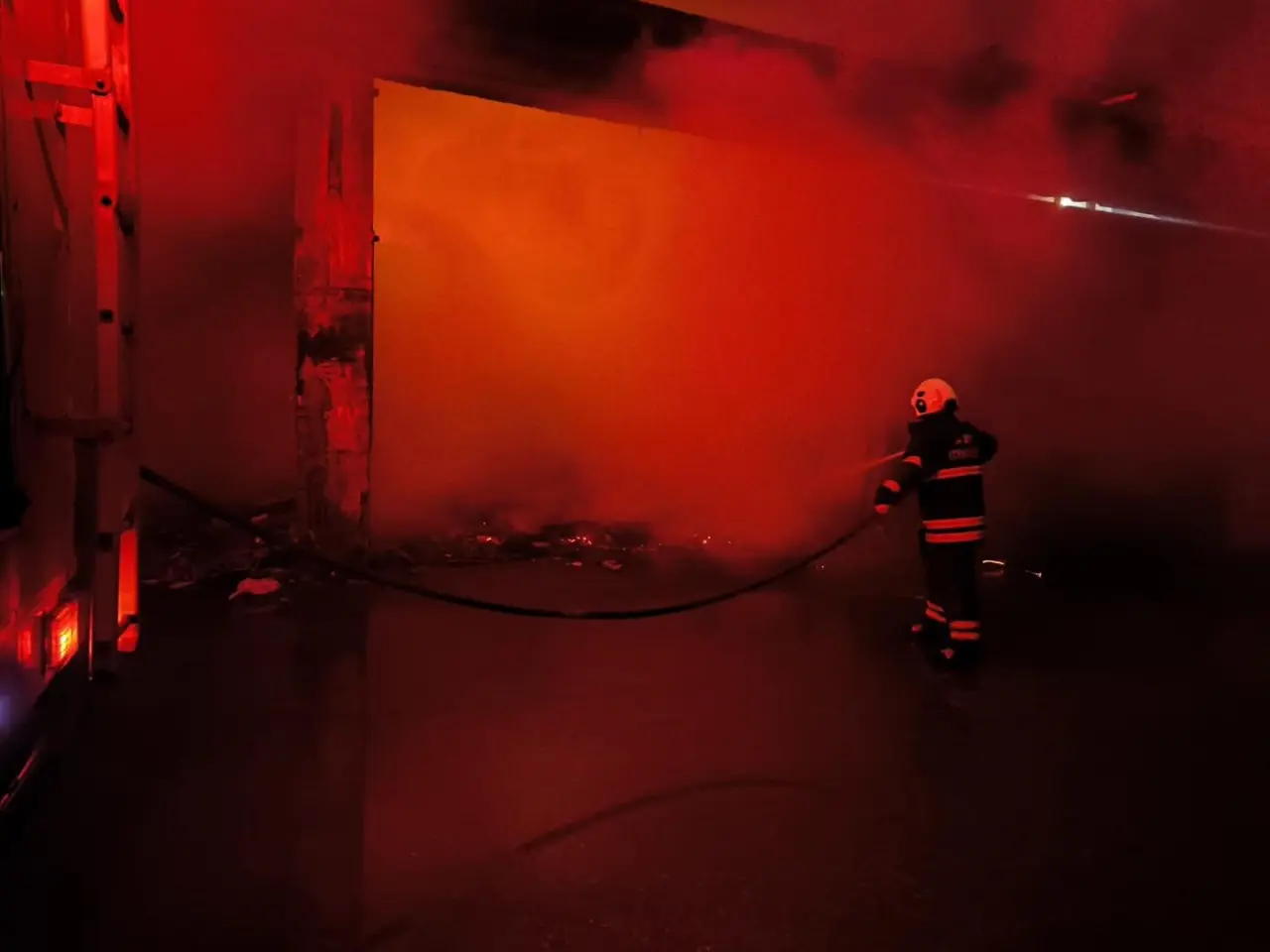 İskenderun’da korku dolu anlar! Metruk bina alevlere teslim oldu 2