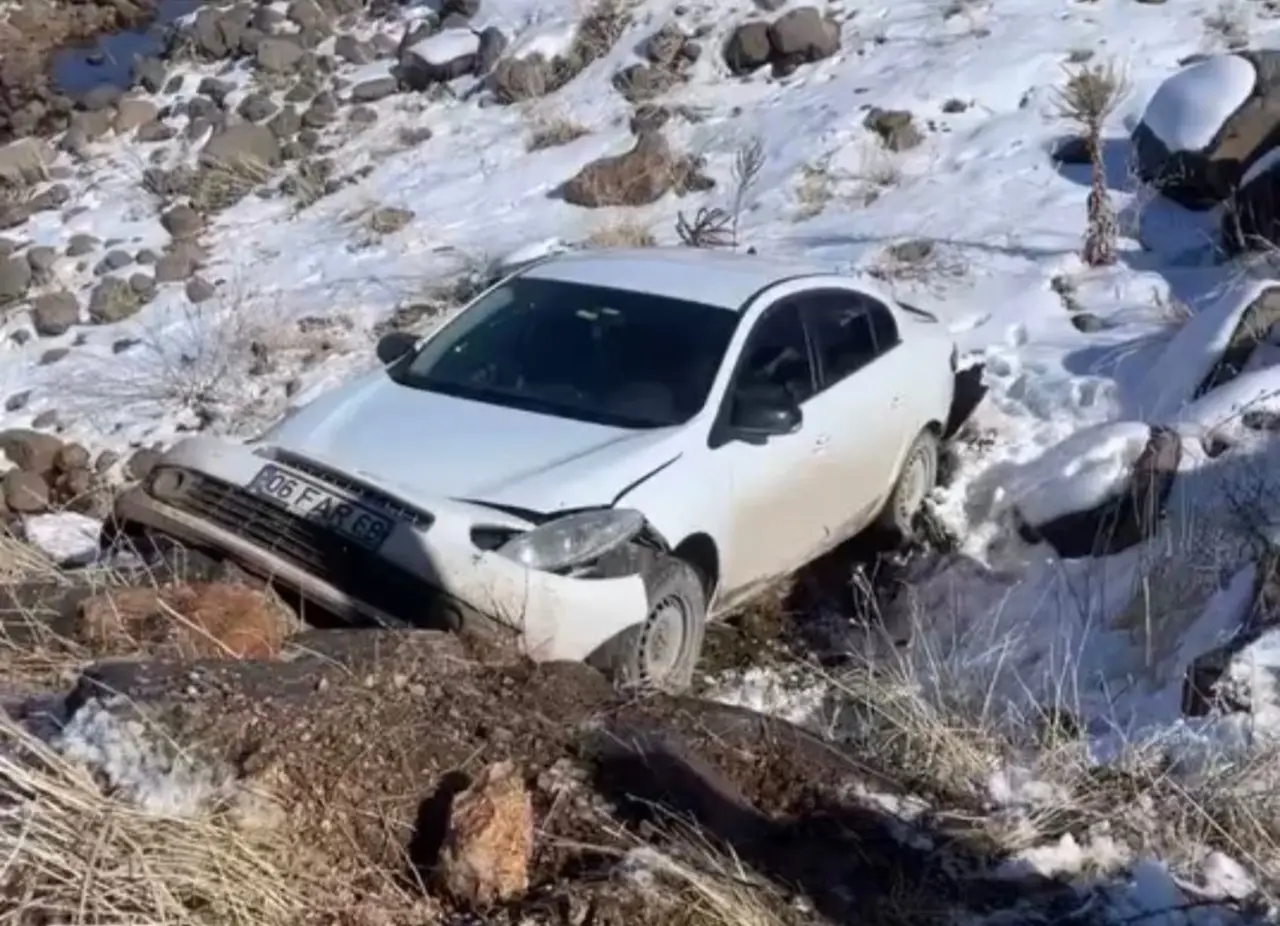 Buzlanan yolda dehşet! Otomobil köprüden dereye uçtu 1