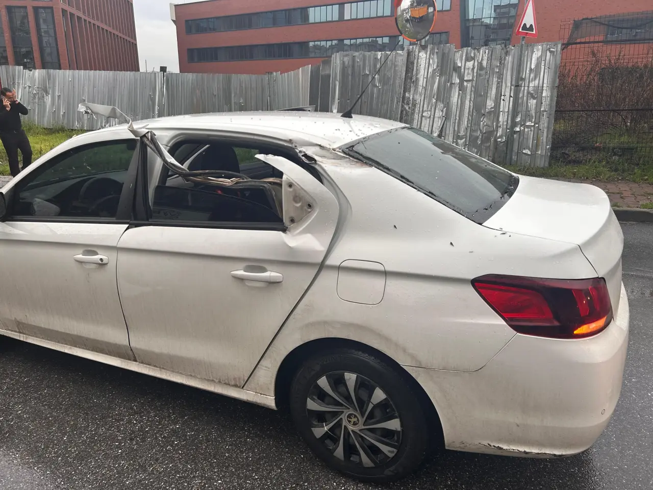 Üsküdar'da kamyonun kapağı açıldı: Gazeteciler ve yayalar ölümden döndü! 2