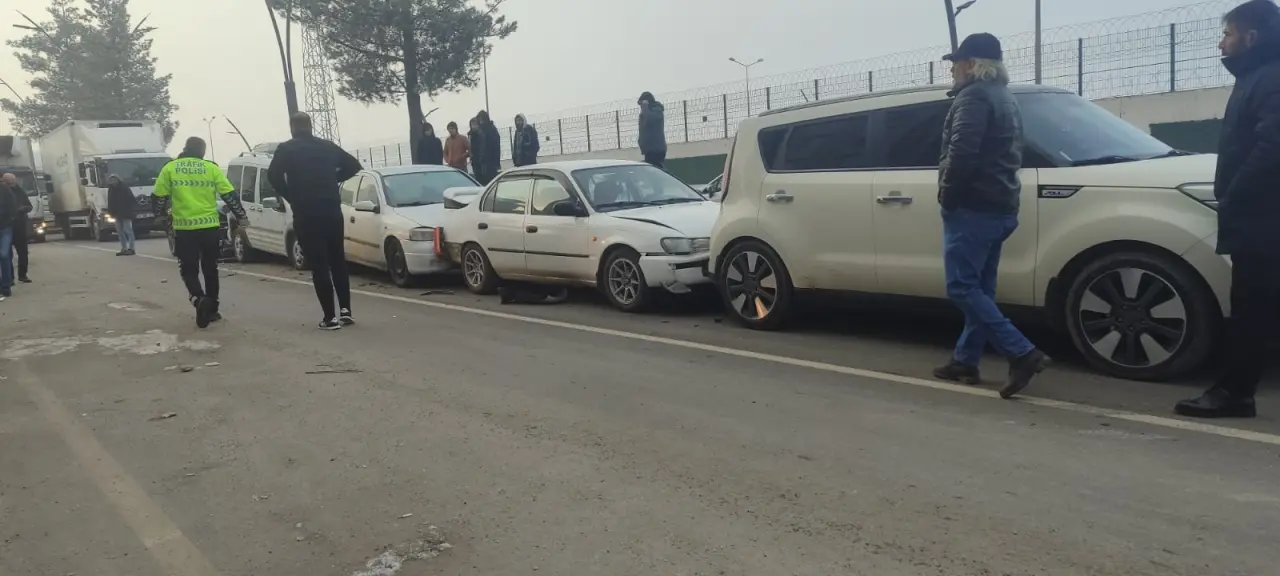 Direksiyon kontrolü kayboldu, 5 araç birbirine girdi! 2