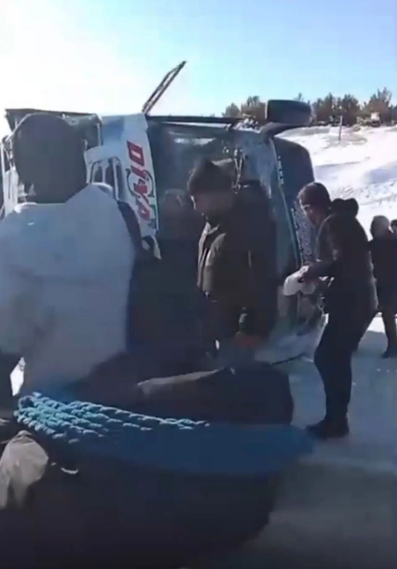 Sarıkamış yolunda facia! Anma yolcularını taşıyan otobüs devrildi, 17 yaralı 3