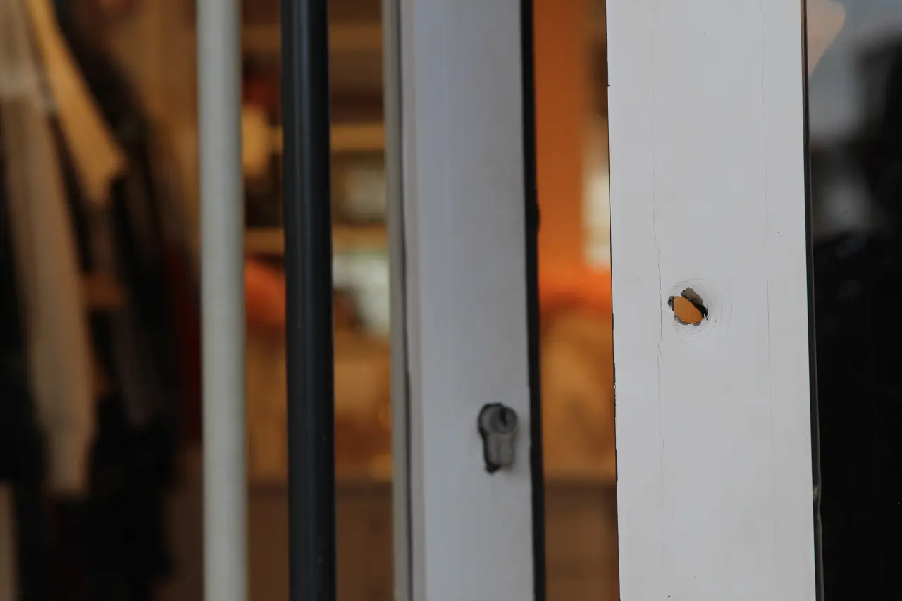 Adana’da korkunç saldırı! Mağaza camları kurşunla delindi 3