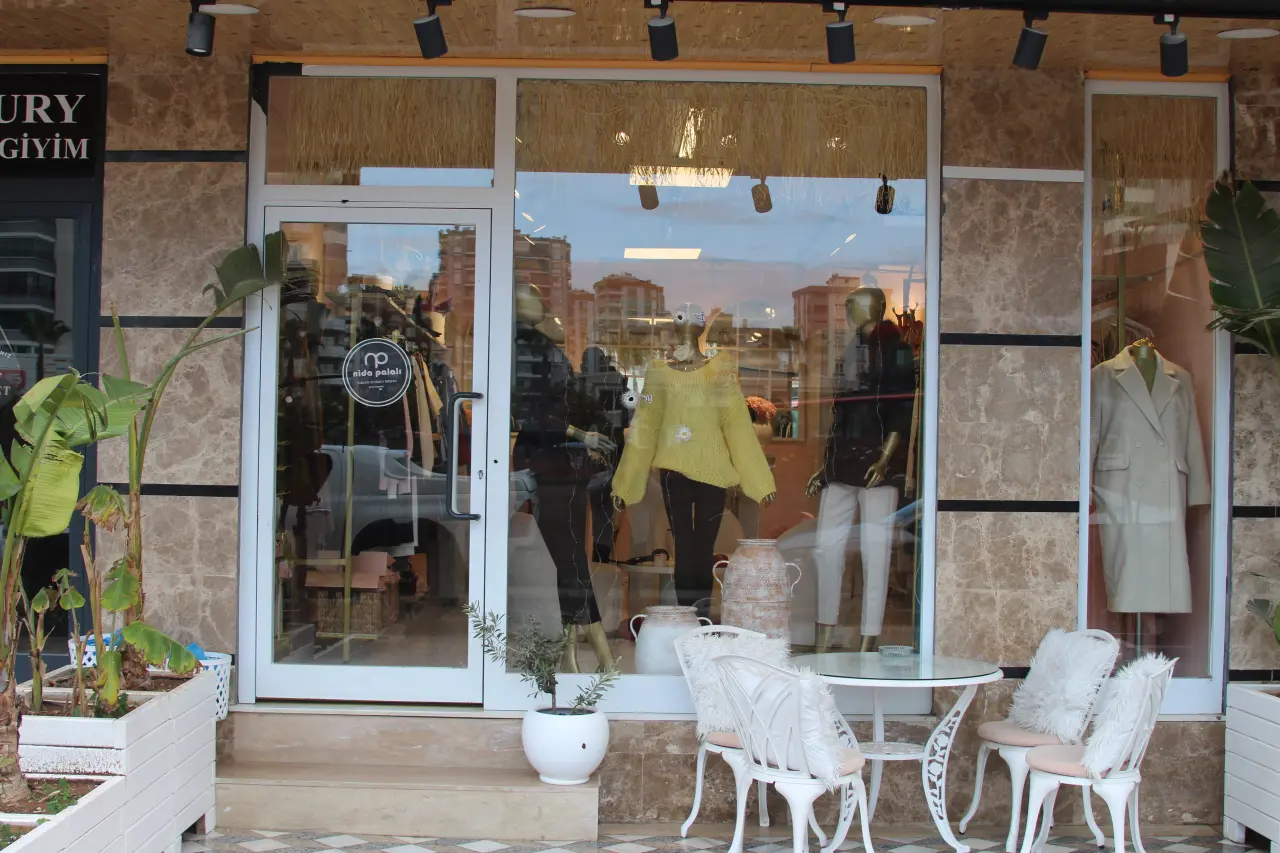 Adana’da korkunç saldırı! Mağaza camları kurşunla delindi 6