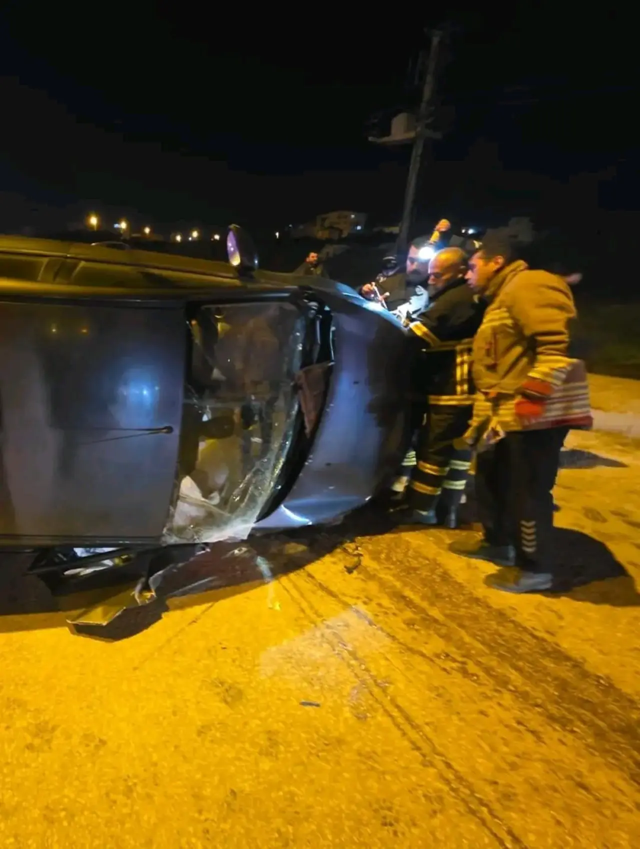 Hatay’da feci çarpışma! Vidanjöre çarpan otomobil takla attı 3