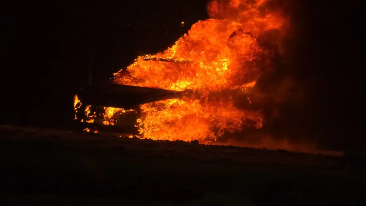 Karlı rampada kabus gibi anlar, otomobil küle döndü! Sürücü yığınların arasında altınlarını aradı 1