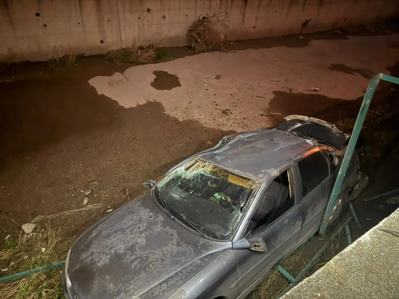 Direksiyon başında kabus! Kontrolden çıkan otomobil su kanalına uçtu 3