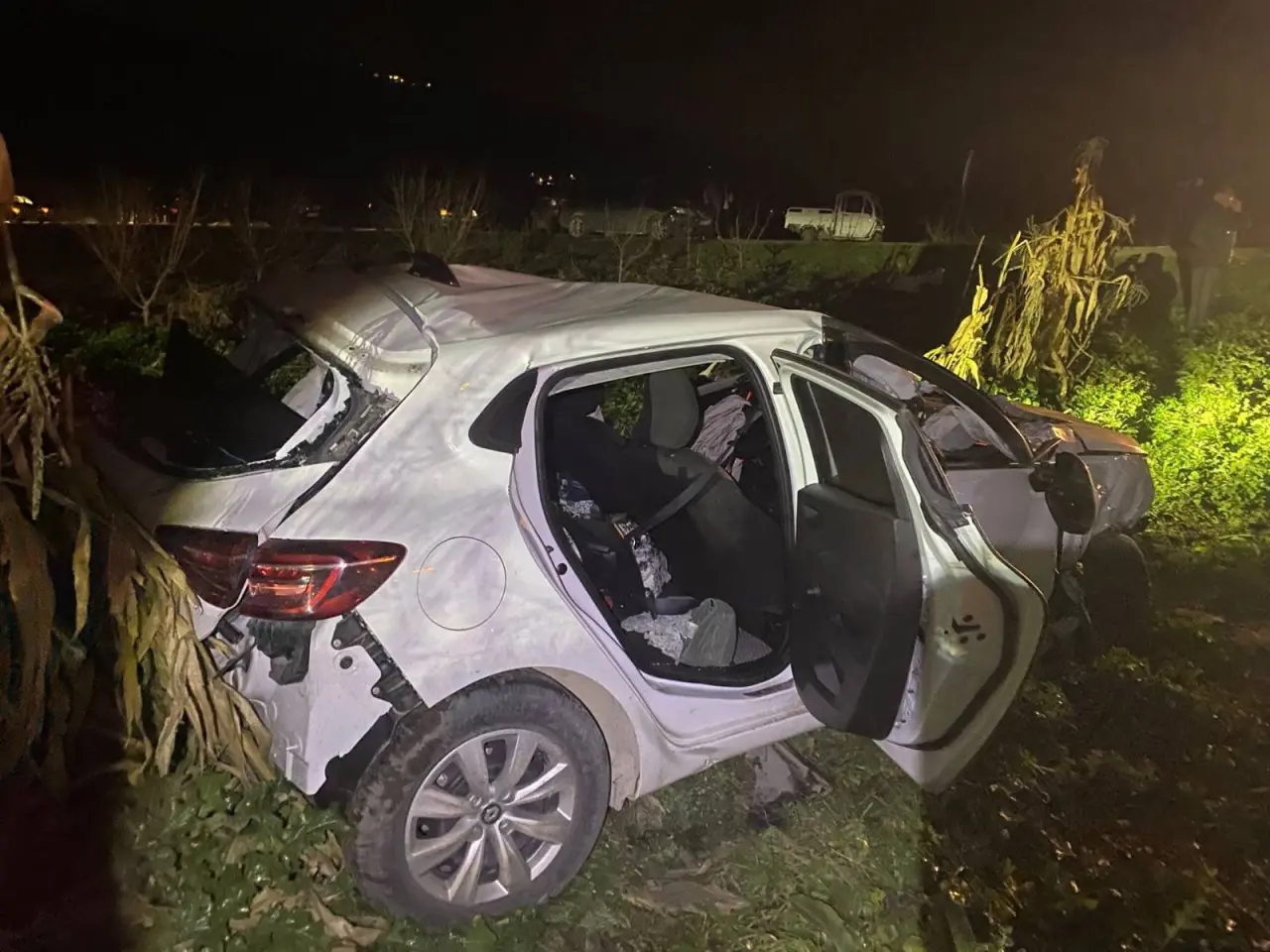 Osmaneli yolunda facianın eşiğinden dönüldü! Otomobil tırlara daldı: 2 yaralı 1