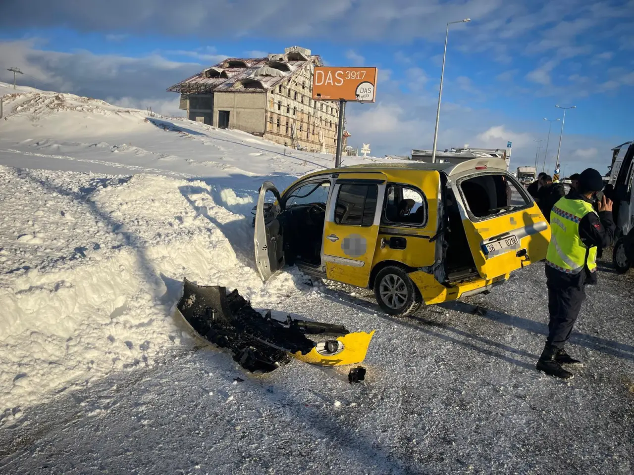 Kayseri’de taksi ile minibüs kafa kafaya çarpıştı: 16 yaralı! 1