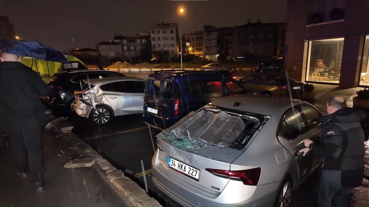 Sancaktepe’de alkollü sürücü dehşeti! 5 araca çarptı, takla attı 3