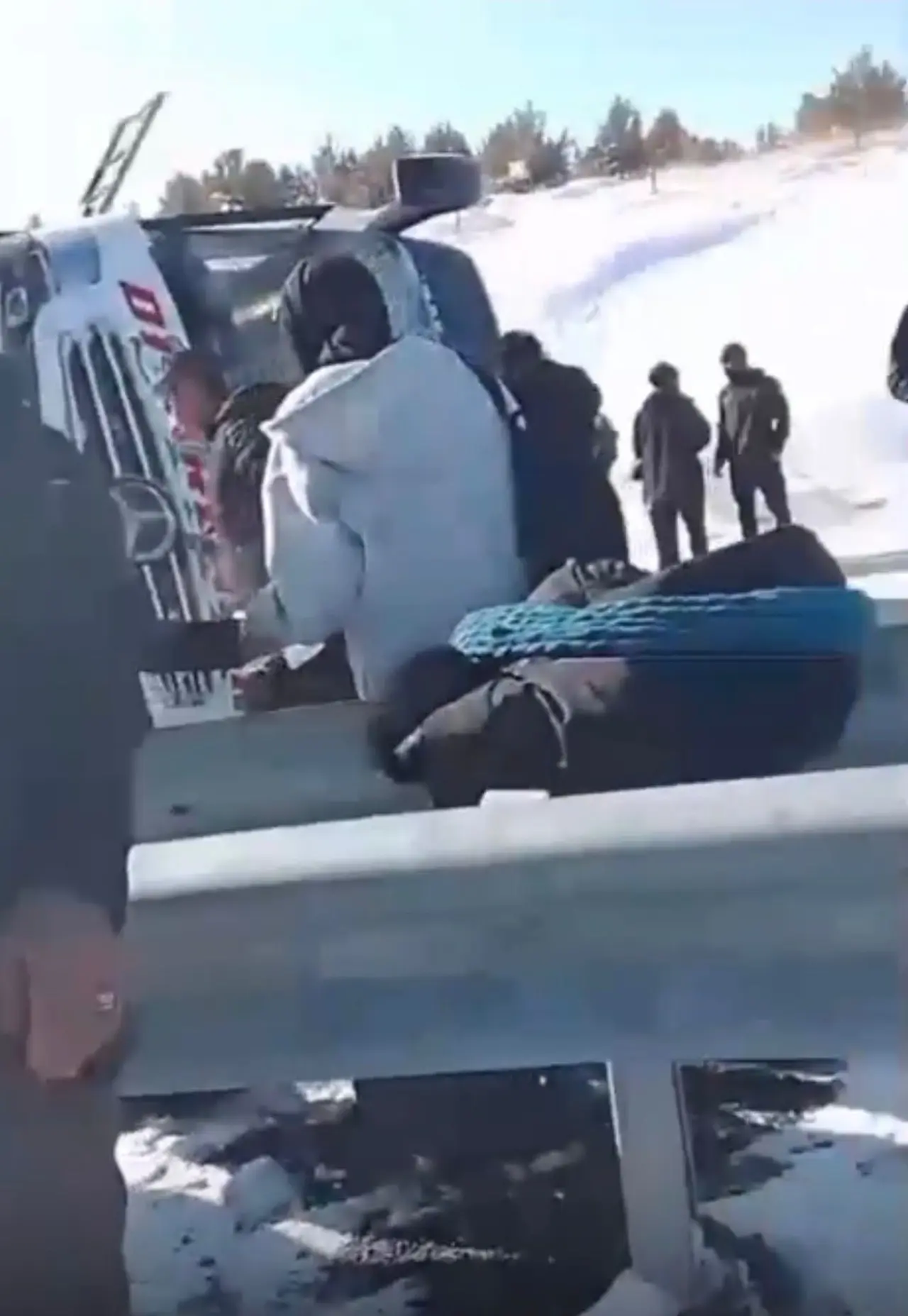 Sarıkamış yolunda facia! Anma yolcularını taşıyan otobüs devrildi, 17 yaralı 4