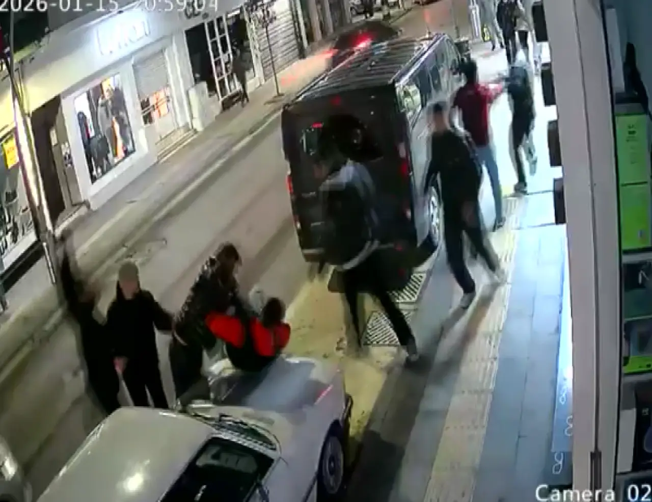 9 kişilik grup esnafa saldırdı! İşyerindeki dehşet anları kamerada 3