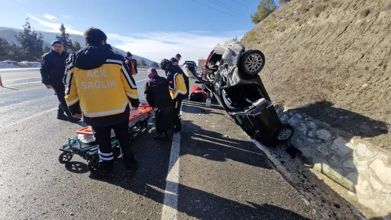 Buzlanan yolda otomobil takla attı! 4 yaralı 4