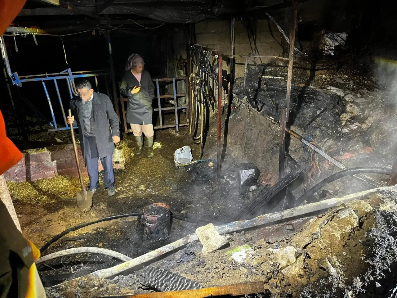 Gölhisar’da ahır alevlere teslim oldu! Maddi hasar büyük 4