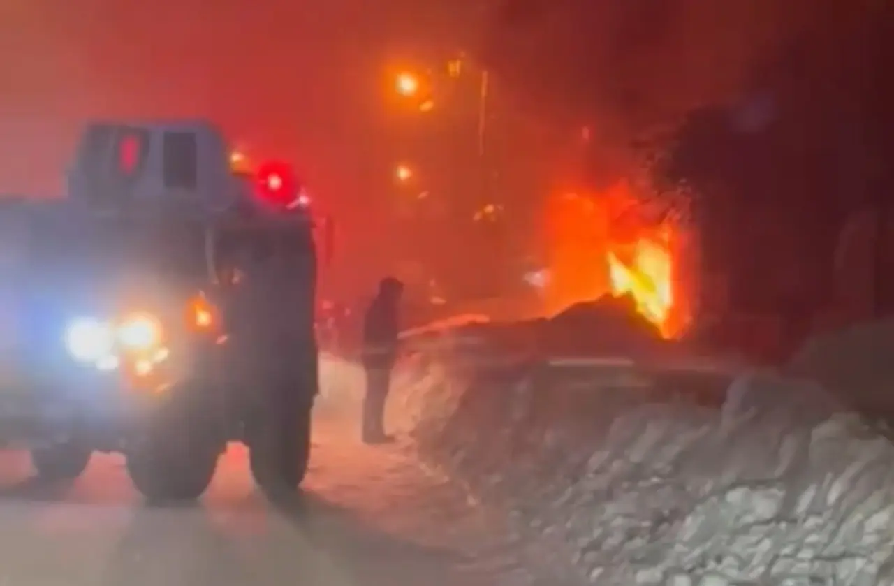 Hakkari'de bacadan çıkan yangın felakete dönüştü! Alevler evi küle çevirdi 1