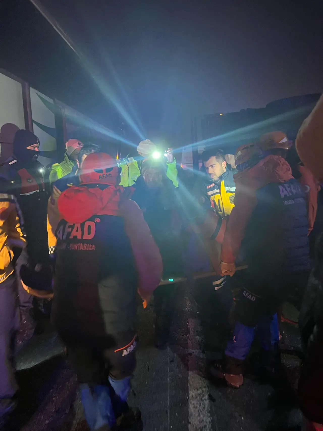 Sivas-Kayseri yolunda feci kaza! Kamyon devrildi, otobüs çarptı 8 kişi yaralandı 7