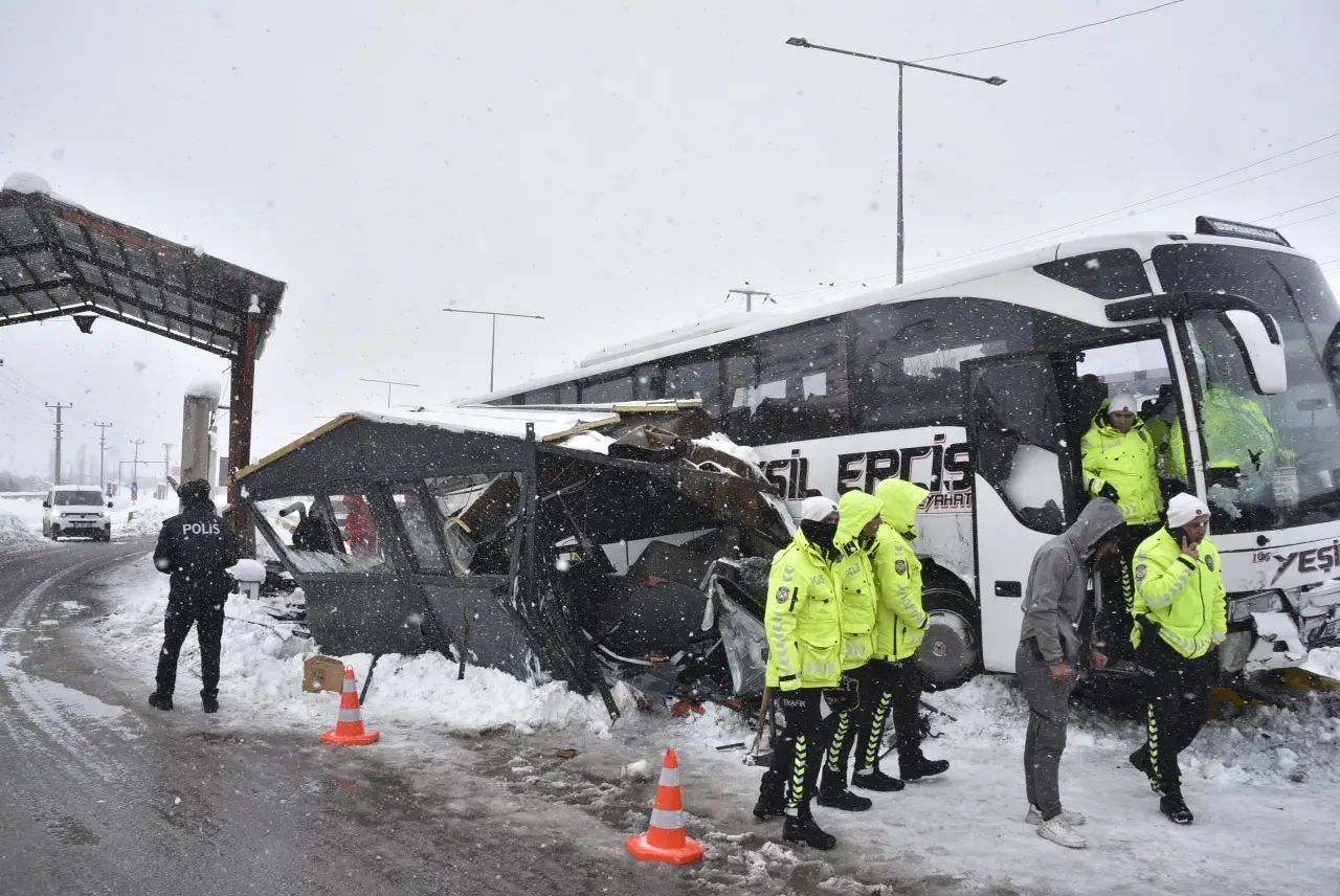Bitlis'te feci kaza! Kar nedeniyle kayan otobüs 4 polisi yaraladı 1