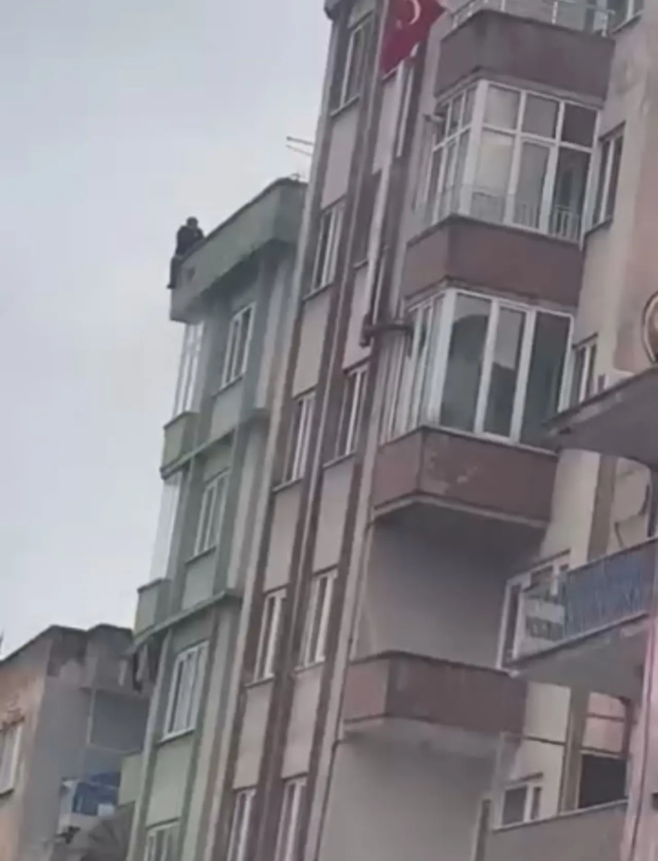 Bursa’da nefes kesen anlar! 5 katlı binanın çatısında intihar girişimi 3
