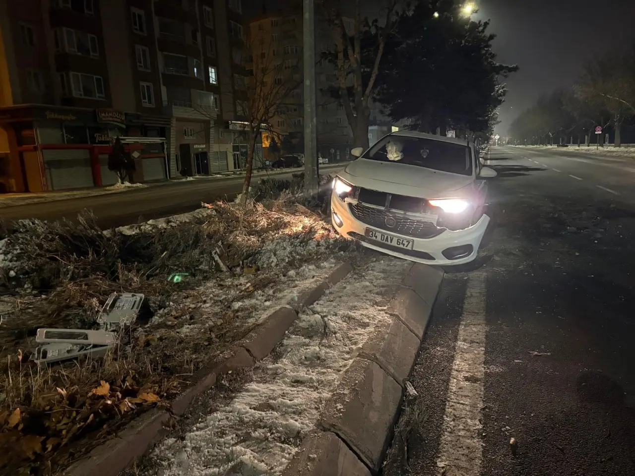 Ehliyetsiz alkollü sürücü dehşet saçtı! Önce ağacı devirdi, sonra direğe çarptı 4