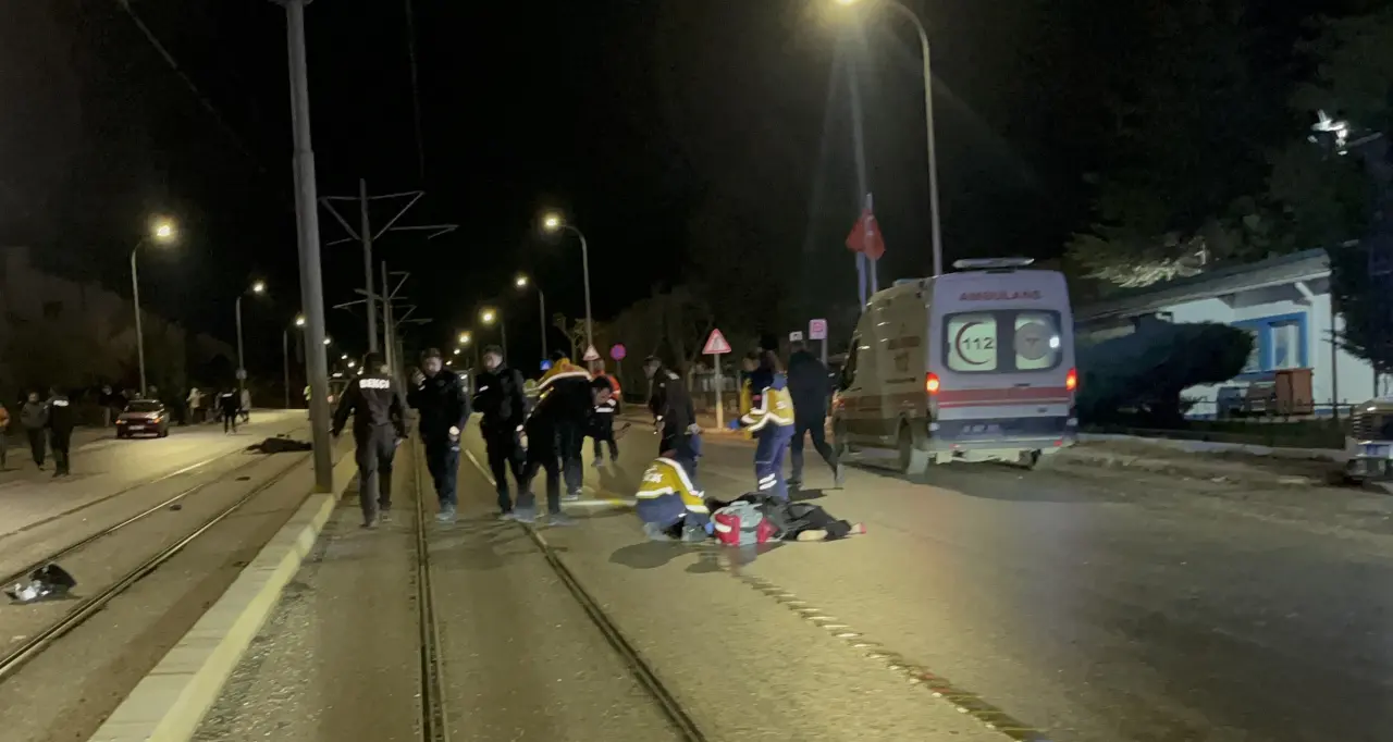 Eskişehir’de dehşet! Tramvaydan inen yayalara otomobil çarptı: 3 ölü 5