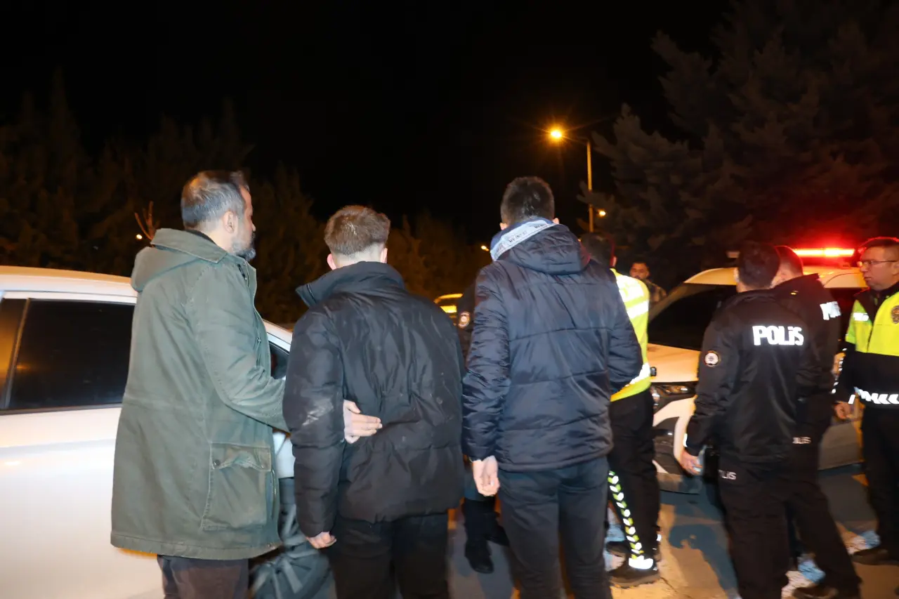 Dur ihtarına uymadı, ters şeritten kaçtı: 15 yaşındaki sürücüye 122 TL'lik rekor ceza! 4