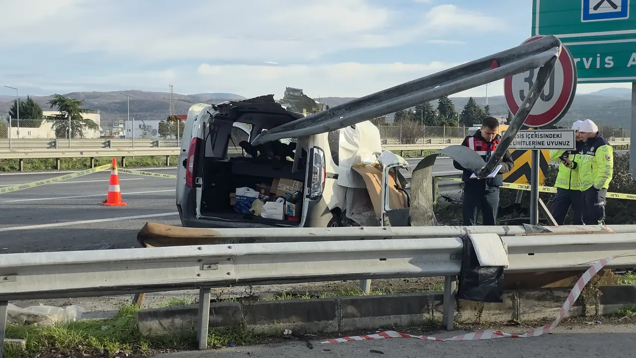 Düzce TEM’de dehşet anları! Otomobil bariyerleri delip geçti, 2 ölü 5