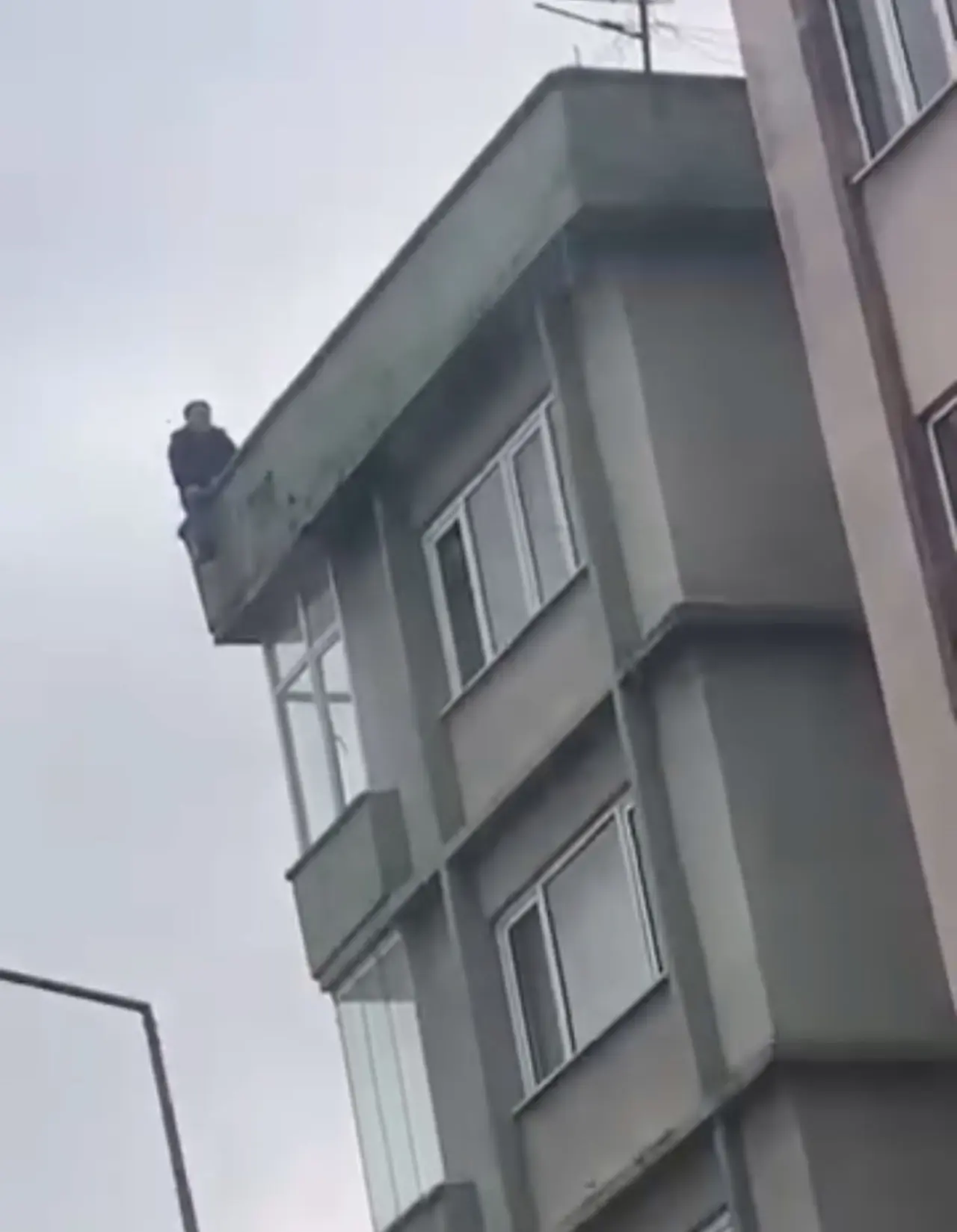 Bursa’da nefes kesen anlar! 5 katlı binanın çatısında intihar girişimi 1