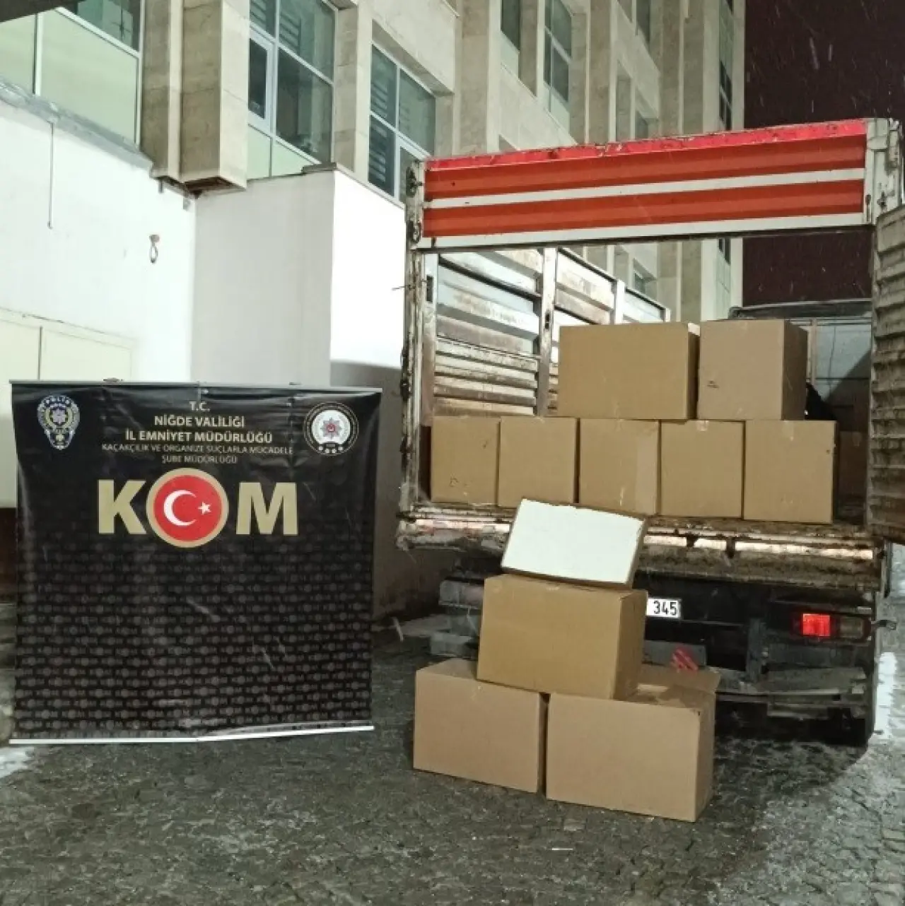Niğde polisi baskın yaptı: Kaçak tütün ve alkol deposu çökertildi! 2