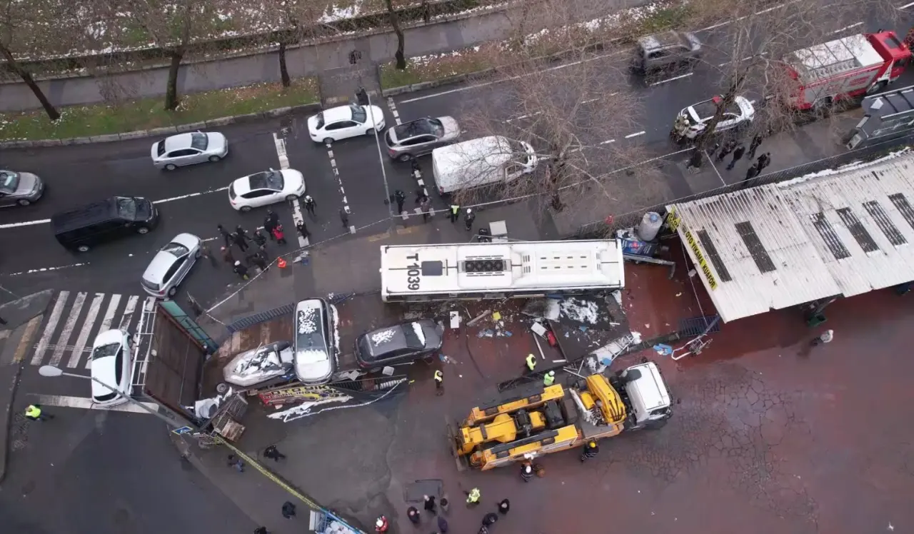 25 yolcuyla dehşet! Esenler'de İETT otobüsü otoparkı biçti 3