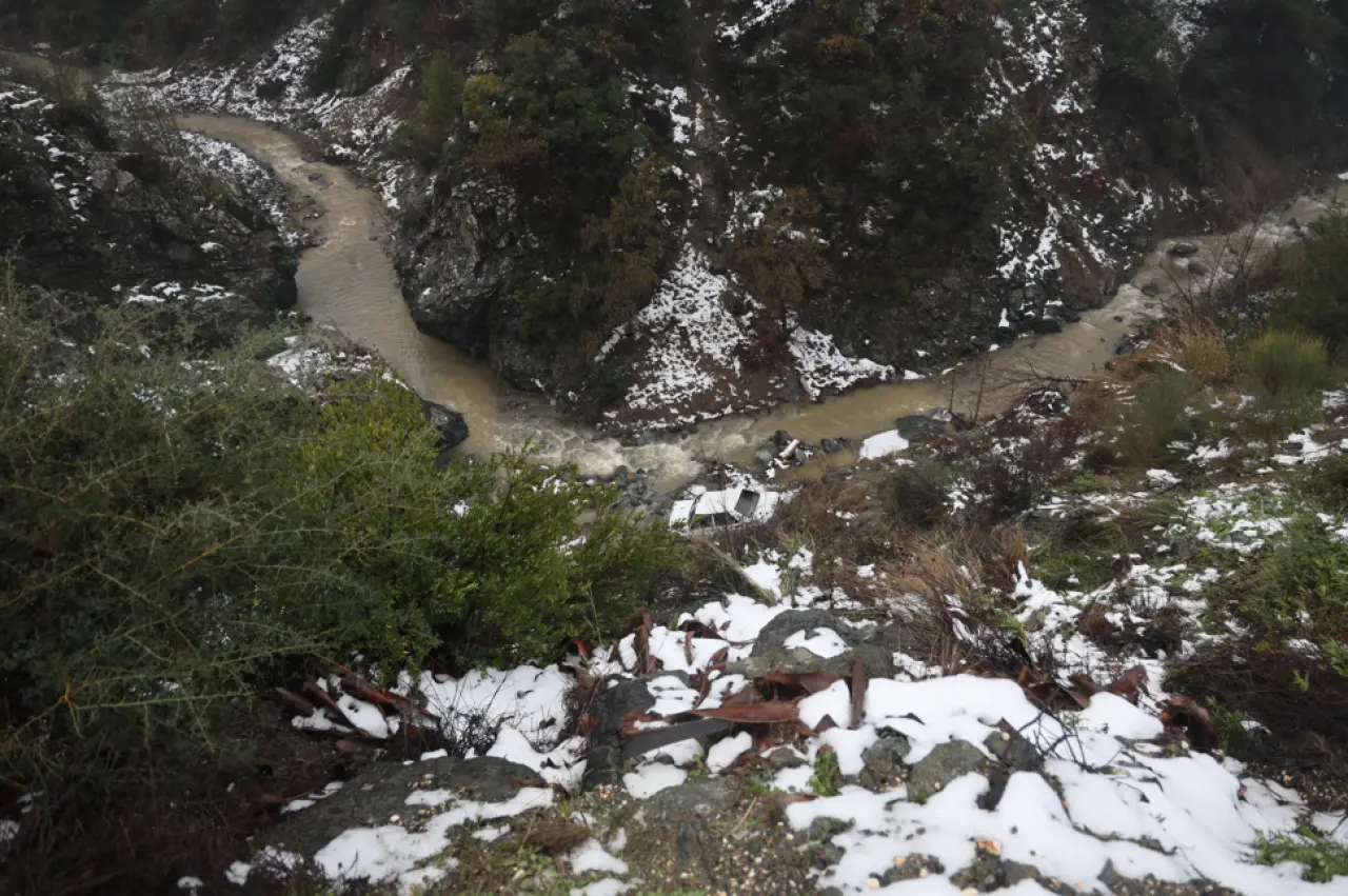 Hatay’da nefes kesen kaza! Otomobil uçurumdan dereye uçtu 4