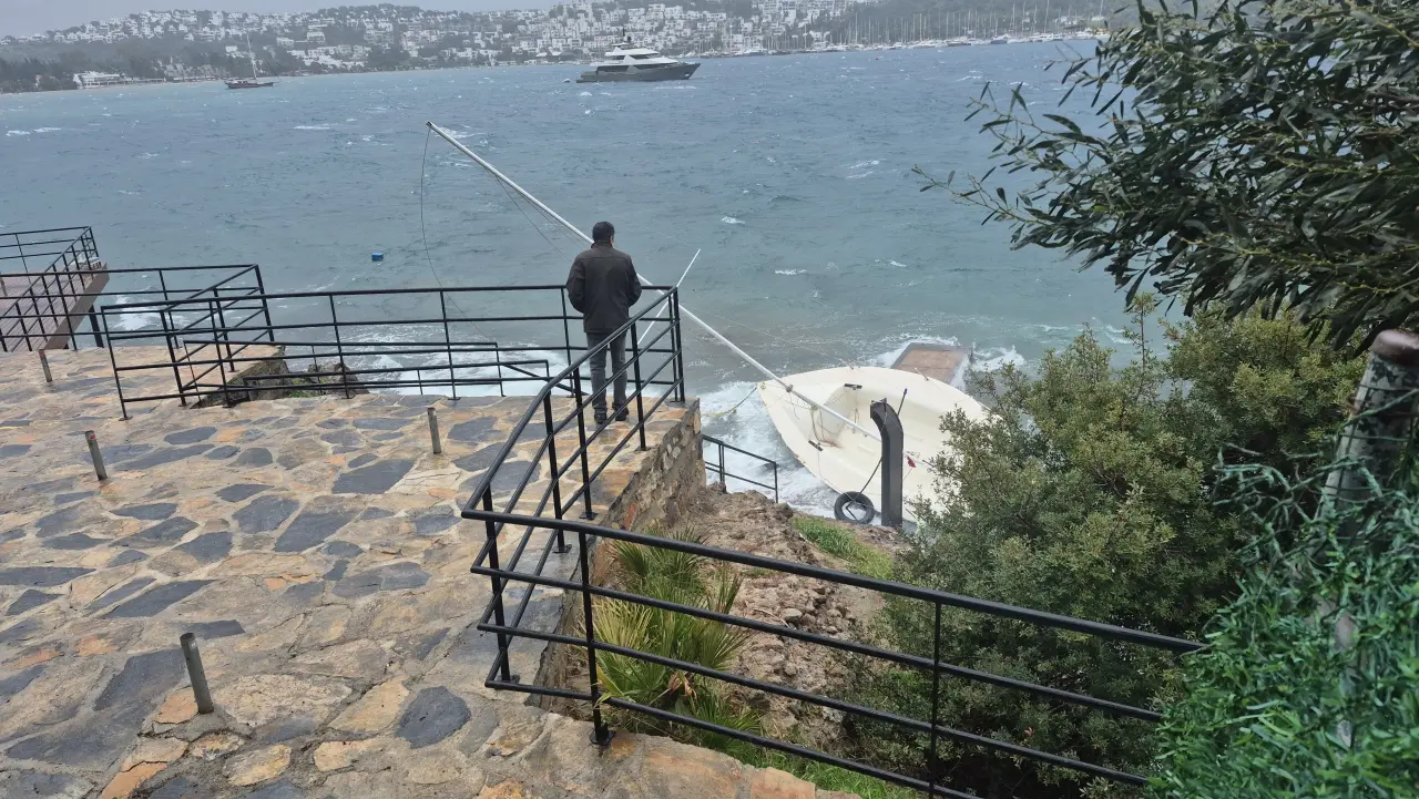 Bodrum’da fırtına dehşeti! Tekneler karaya vurdu, bazıları sulara gömüldü 2