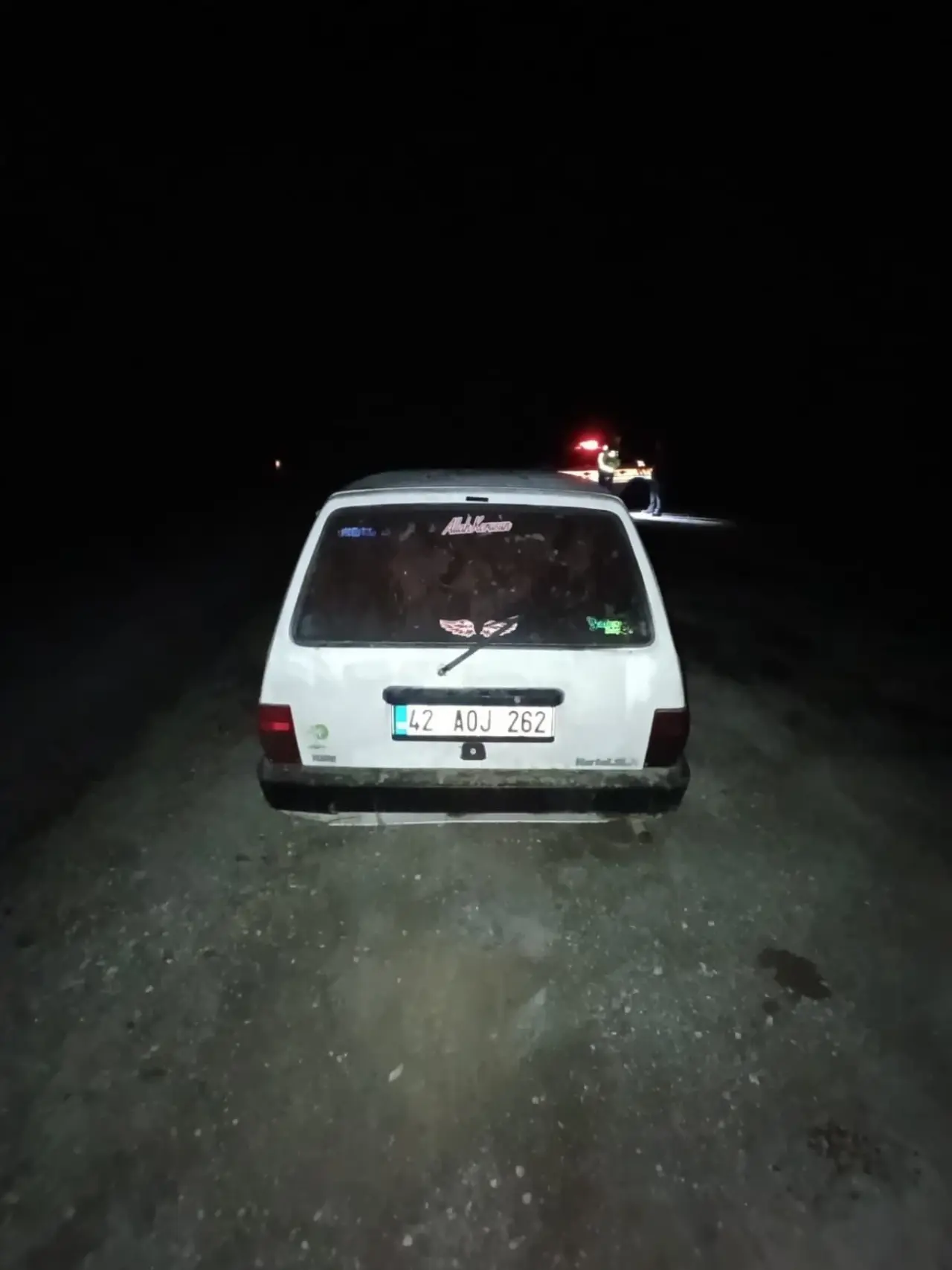 Bilecik'te ilginç hırsızlık! Elektrik direğine ait demirleri sırtlayıp gitti 2