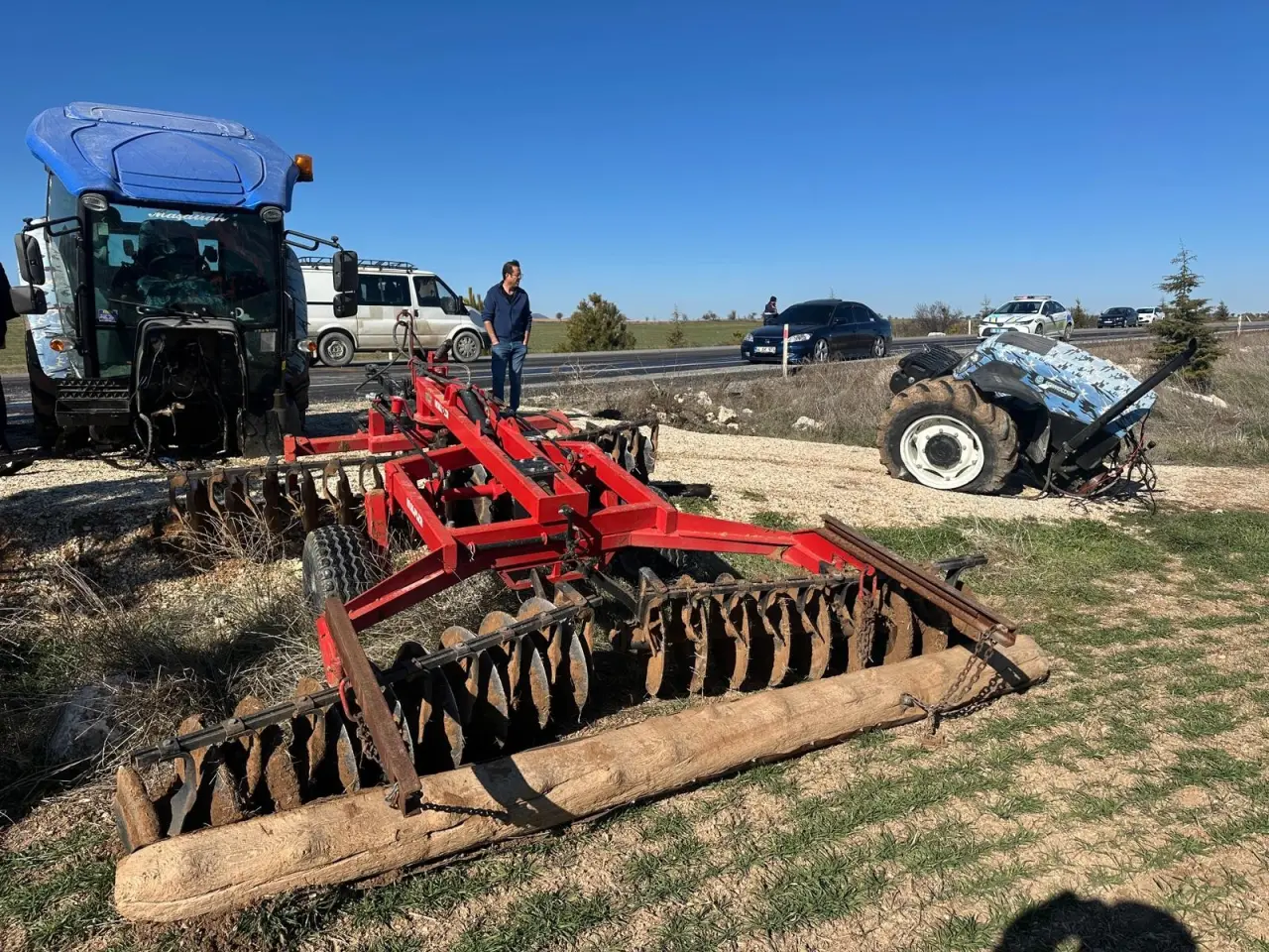 Kazayı görenler gözlerine inanamadı: Traktör resmen ikiye ayrıldı! 5