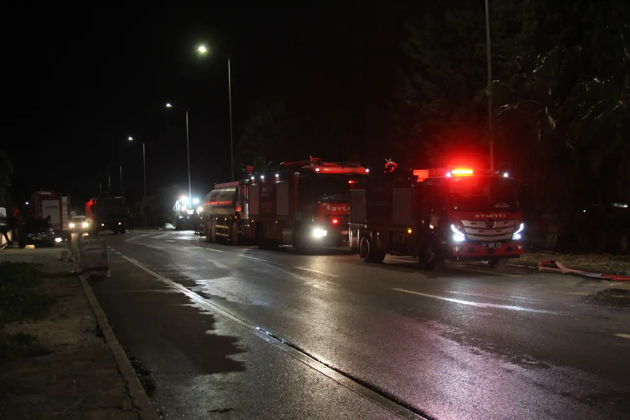 Adana’da korkutan yangın! Fabrikadan alevler yükseldi 5