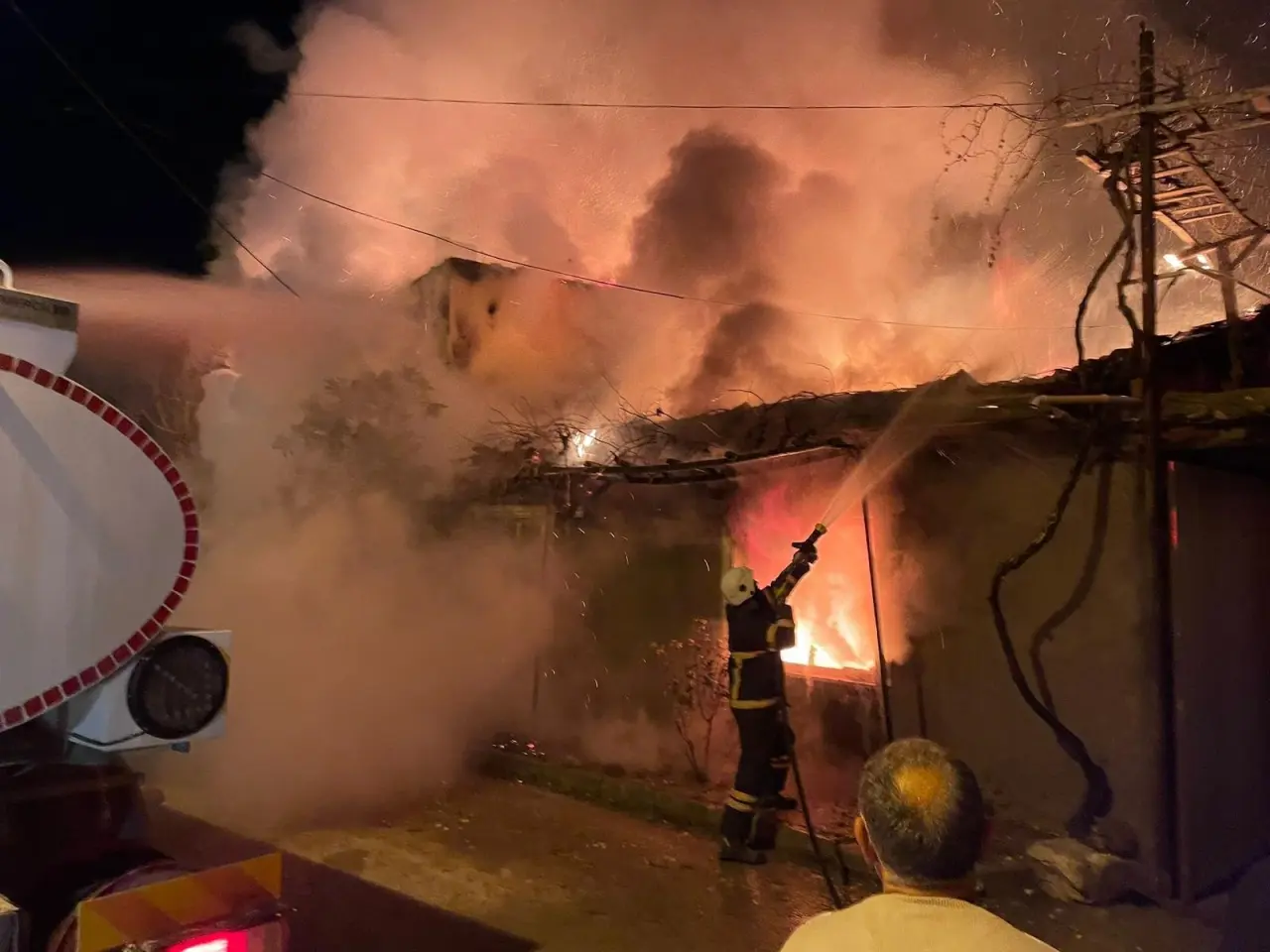Burdur'da gece saatlerinde yangın felaketi! 2 ev ve ahır kül oldu 1