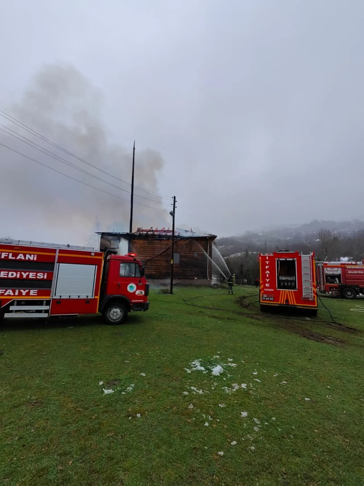 Karabük'te cuma namazı sırasında yangın! 450 yıllık tarihi cami kül oldu 6