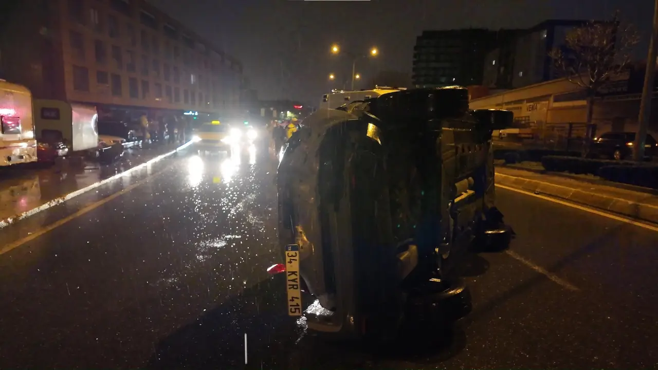 Sancaktepe’de alkollü sürücü dehşeti! 5 araca çarptı, takla attı 1