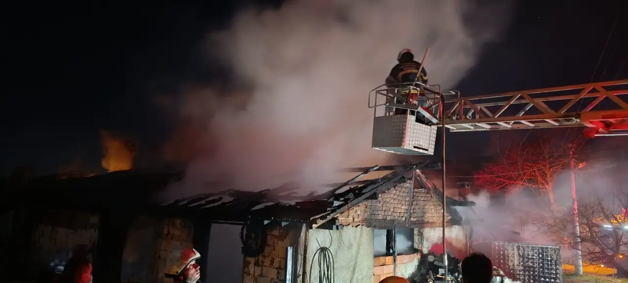 Çanakkale'de samanlık alev aldı, otomobil ve motosiklet küle döndü! 2