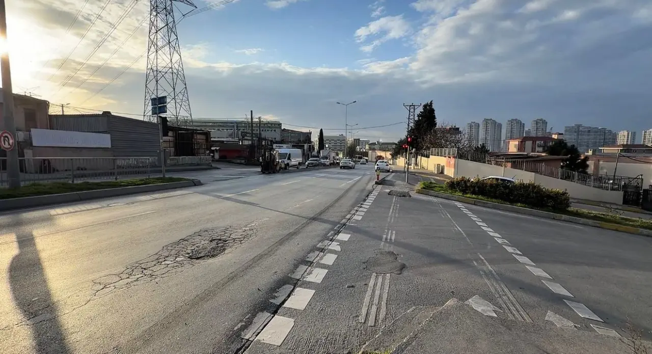 Saniyelerle hayatta kaldı! Tırın altına giren motosikletli kamerada 2