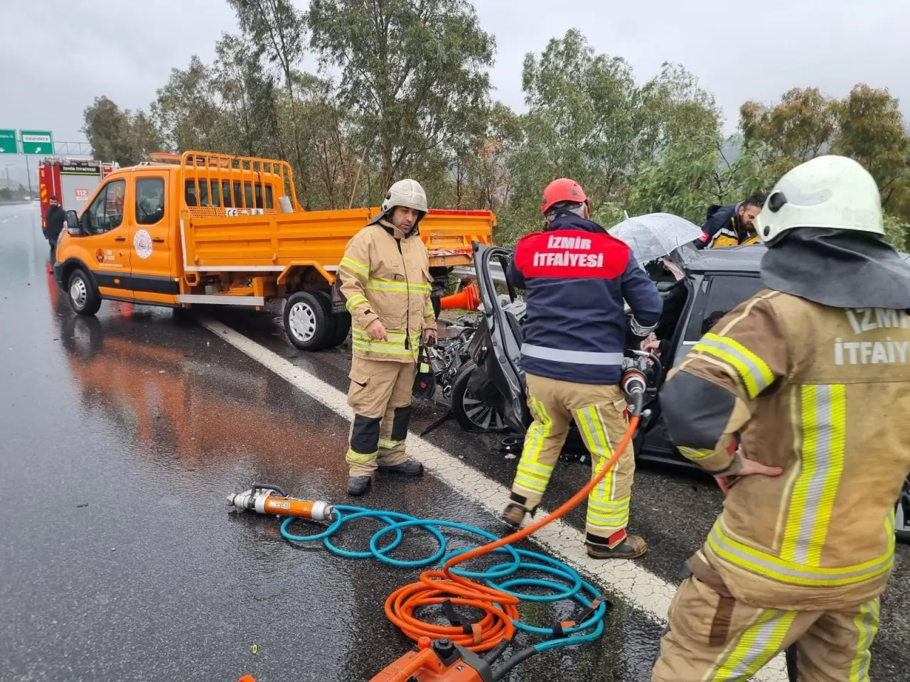 İzmir çevre yolu’nda dehşet anları: 4 araç birbirine girdi, yaralı araçta mahsur kaldı 5