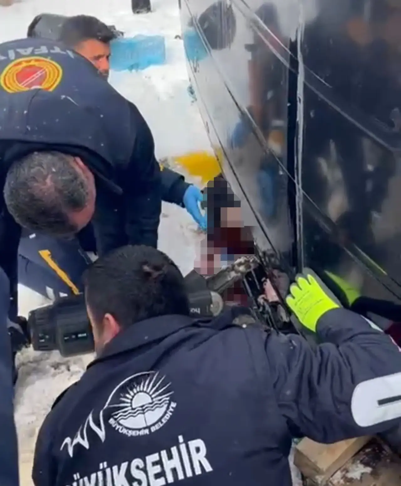 Van’de can pazarı! Takla atan minibüs ölüm getirdi 2