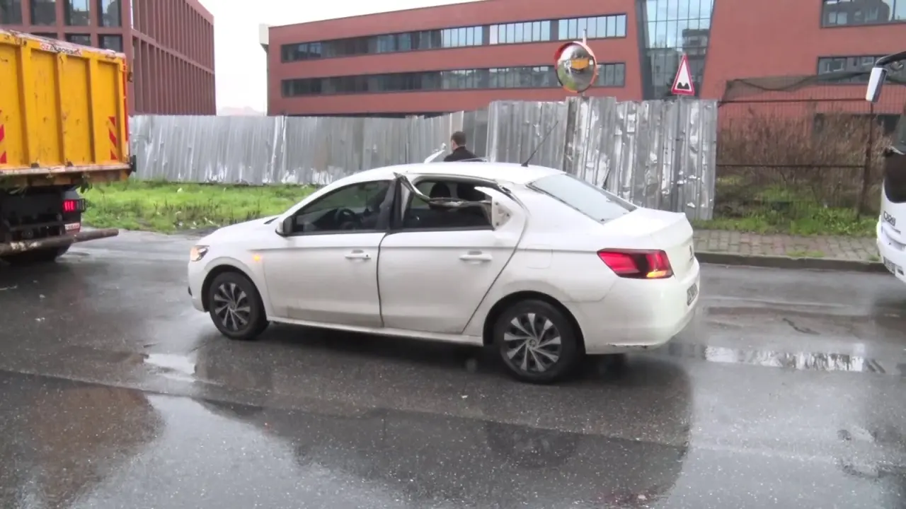 Üsküdar'da kamyonun kapağı açıldı: Gazeteciler ve yayalar ölümden döndü! 3