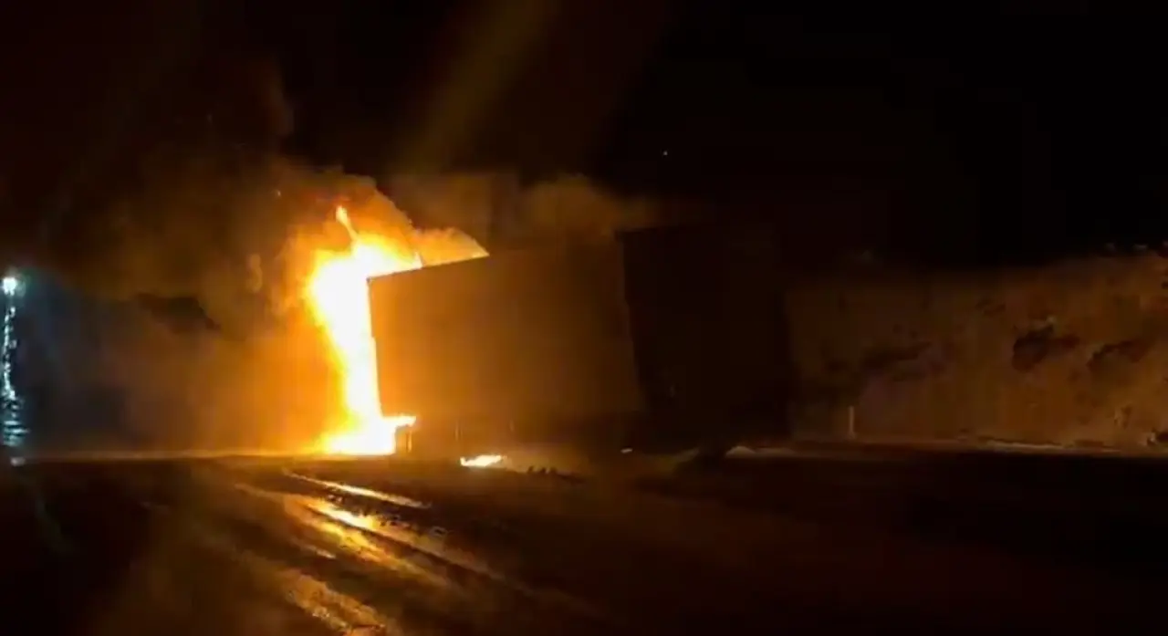 Tır göz açıp kapayıncaya kadar kül oldu! Şoför canını zor kurtardı 2