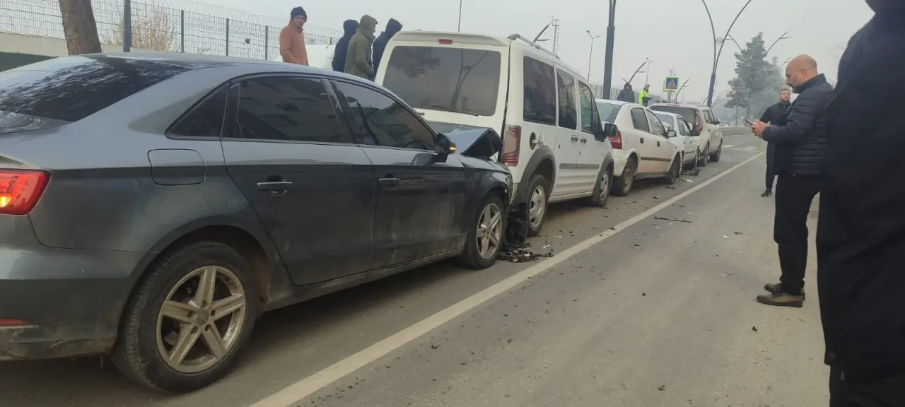 Direksiyon kontrolü kayboldu, 5 araç birbirine girdi! 1