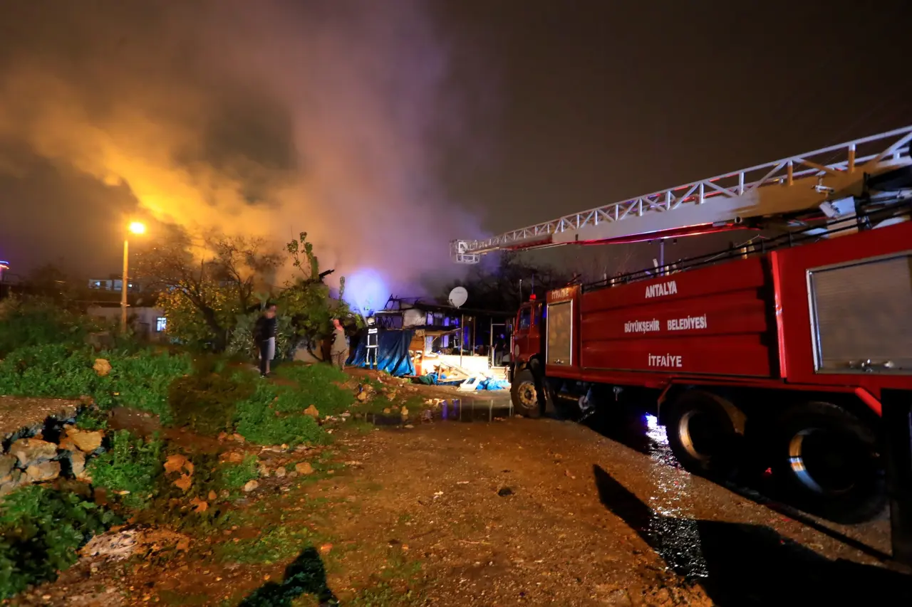 Antalya'da alevler her şeyi yuttu: Ev sahibi sinir krizi geçirdi! 5