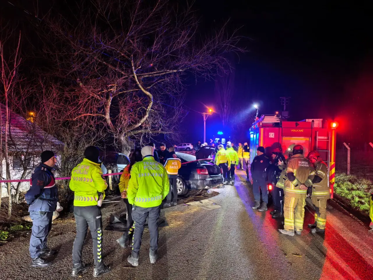 Kontrolünü kaybeden otomobil ağaca saplandı! 2 ölü, 2 yaralı 3