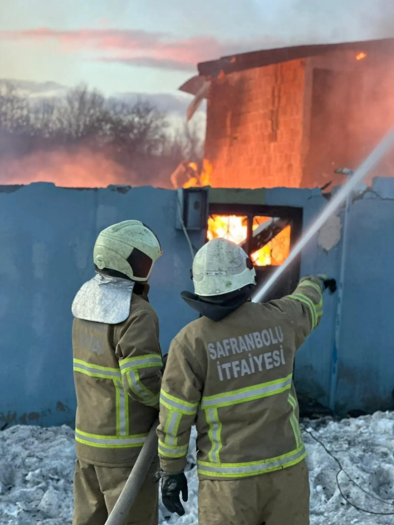Karabük’te büyük yangın! Muhtarın evi küle döndü 2