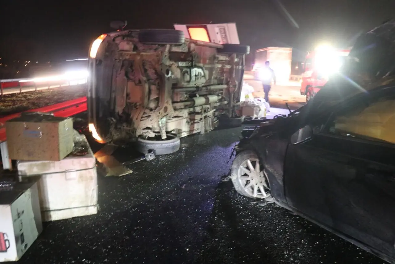 Anadolu Otoyolu’nda feci çarpışma! Minibüs yan yattı, 1 ölü 3 yaralı 1