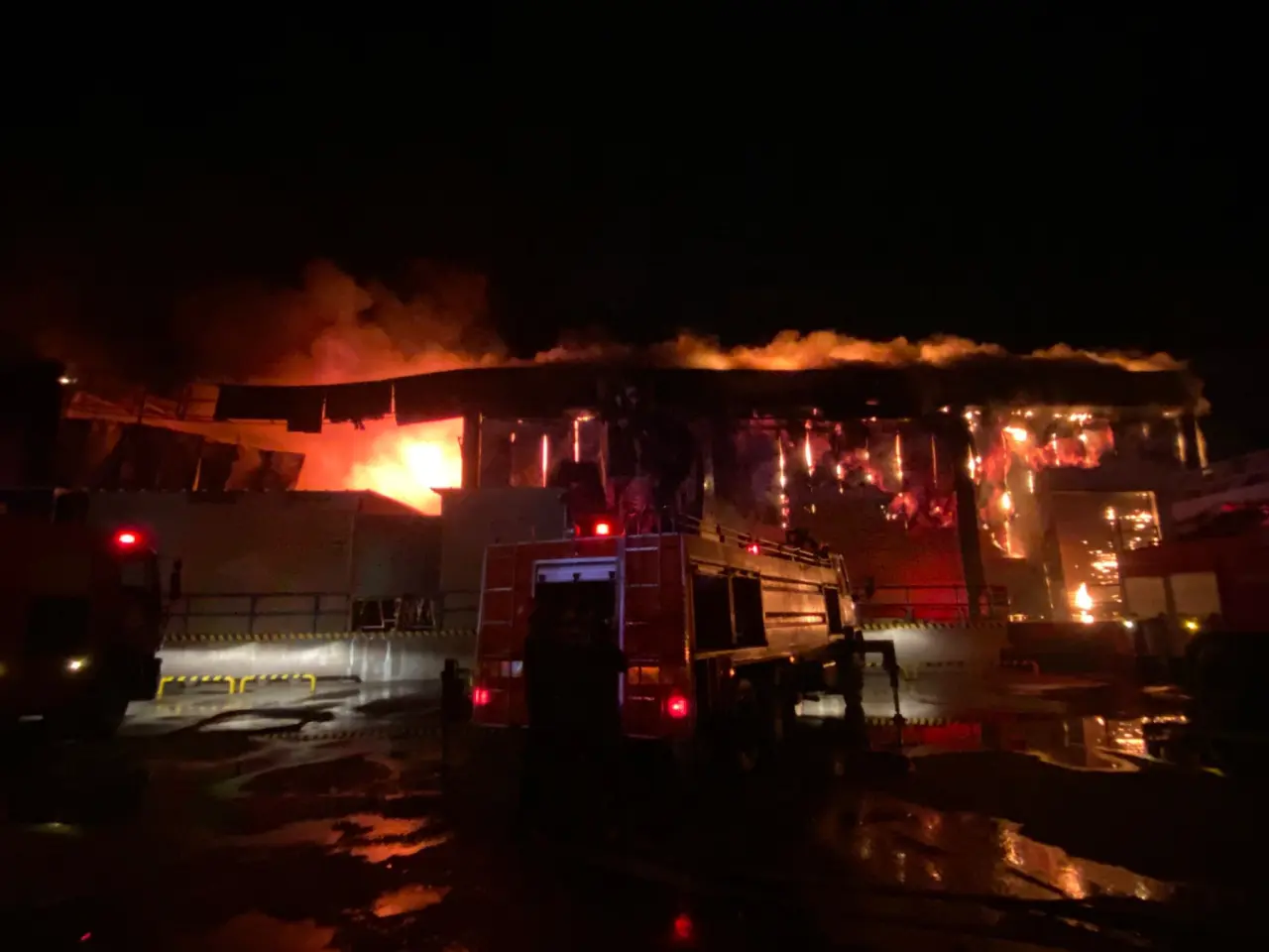 Antalya’da gece yarısı korku! Dev market deposu alevlere teslim 6