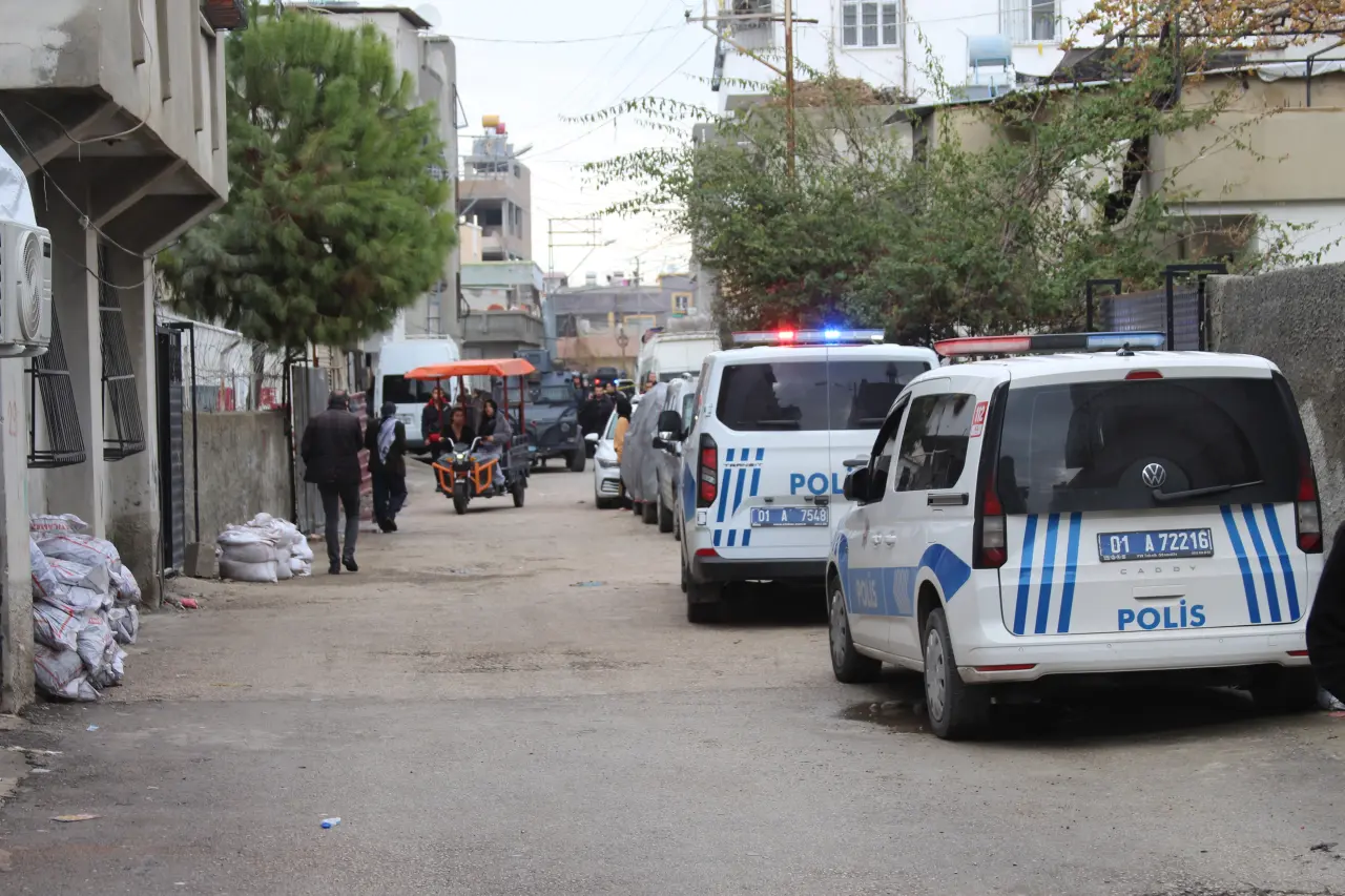 Adana’da sokakta dehşet! Taş, sopa ve kurşunlar havada uçuştu 7